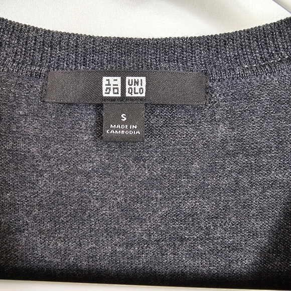 Uniqlo Wool V Neck Sweater in Charcoal - Size S - Picture 2 of 8